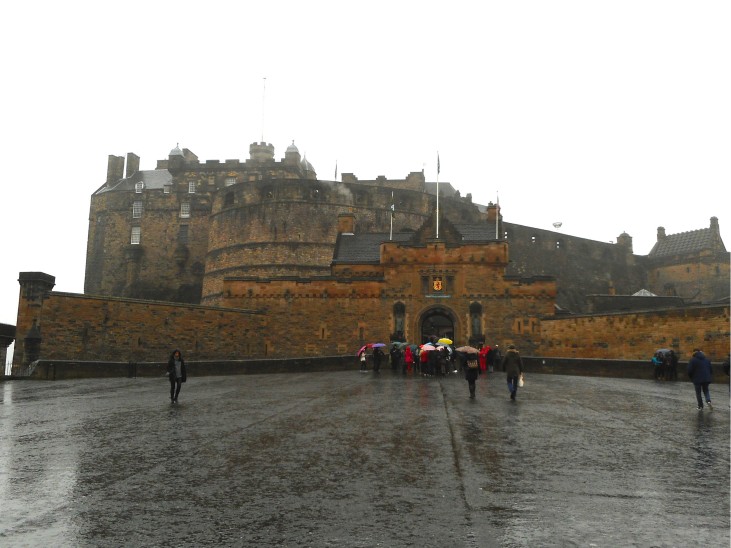 Il piazzale d'ingresso al castello di Edimburgo 